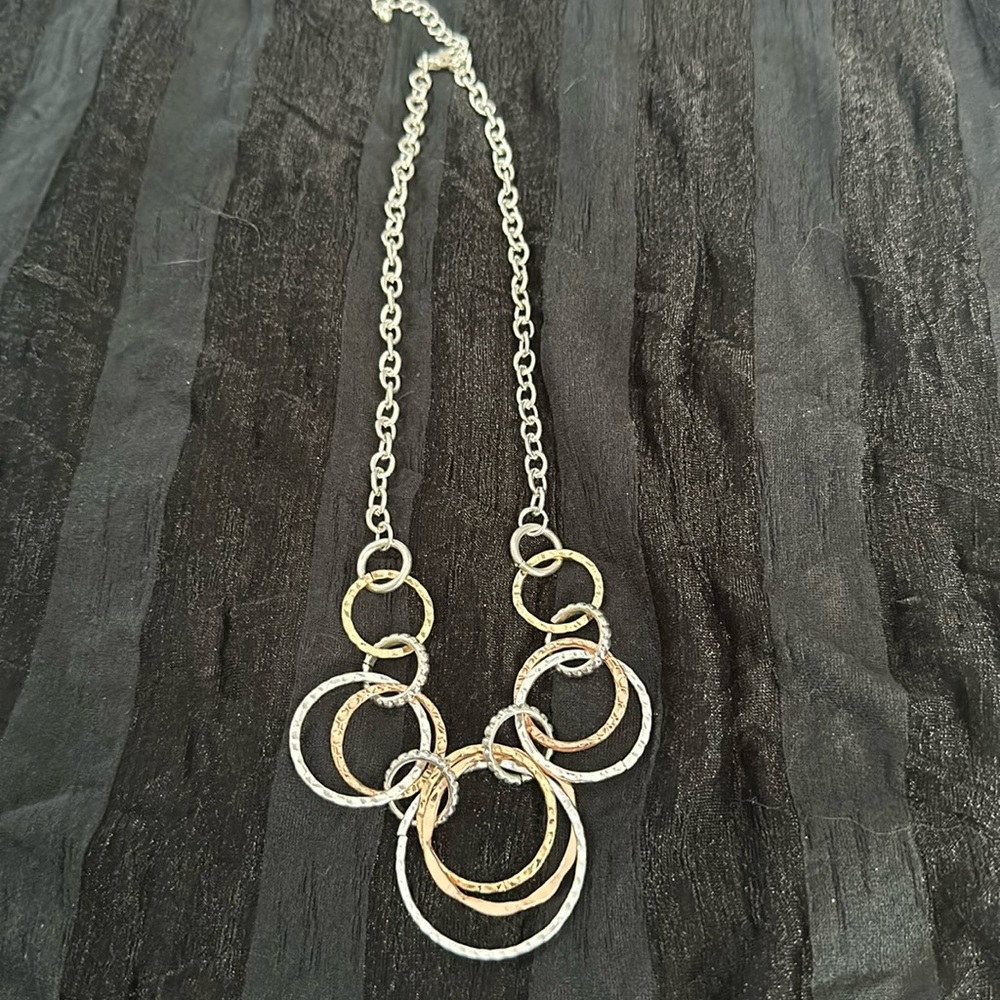 Circles in silver, gold and rose gold. Adjustable length.